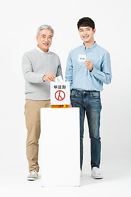 포토 JPG 스튜디오촬영 전신 응시 노년 남자 실내 서기 미소 사람 20대 청년 두명 앞모습 한국인 60대 선거 흰배경 투표용지 투표함 세대 소통 공감 넣기 남자만 유권자 국내포토 시선 뷰포인트 백그라운드 컨셉 모션 표정 동양인 성인 내부 흰색 투표 민주주의 파일형식