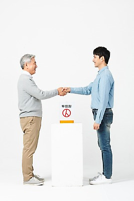 포토 JPG 스튜디오촬영 전신 응시 노년 남자 악수 실내 서기 미소 사람 20대 청년 두명 옆모습 마주보기 한국인 60대 투표 선거 흰배경 화합 투표함 세대 소통 공감 남자만 유권자 국내포토 시선 뷰포인트 백그라운드 컨셉 모션 표정 동양인 손짓 성인 내부 흰색 민주주의 파일형식 컬러 인종