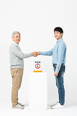 포토 JPG 스튜디오촬영 전신 응시 노년 남자 악수 실내 서기 미소 사람 20대 청년 두명 옆모습 한국인 60대 투표 선거 흰배경 화합 투표함 세대 소통 공감 남자만 유권자 국내포토 시선 뷰포인트 백그라운드 컨셉 모션 표정 동양인 손짓 성인 내부 흰색 민주주의 파일형식