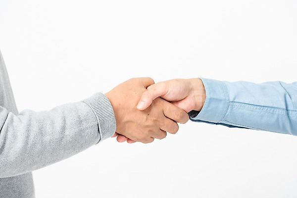 포토 JPG 스튜디오촬영 손 노년 남자 악수 실내 사람 근접촬영 20대 청년 두명 신체부위 한국인 60대 흰배경 화합 세대 소통 공감 남자만 국내포토 뷰포인트 백그라운드 컨셉 동양인 손짓 성인 내부 흰색 파일형식 컬러 모션 인종