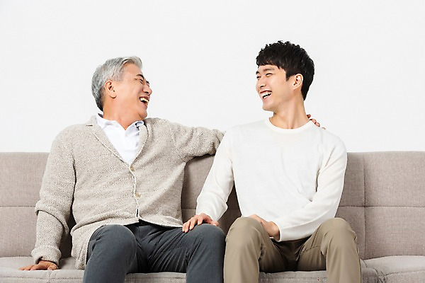 포토 JPG 스튜디오촬영 노년 남자 아들 실내 대화 미소 웃음 사람 앉기 상반신 20대 청년 두명 앞모습 소파 마주보기 한국인 아빠 60대 즐거움 흰배경 세대 소통 공감 부자지간 남자만 국내포토 감정 뷰포인트 백그라운드 컨셉 의자 가족 모션 표정 말하기 동양인 성인 내부 흰색 파일형식