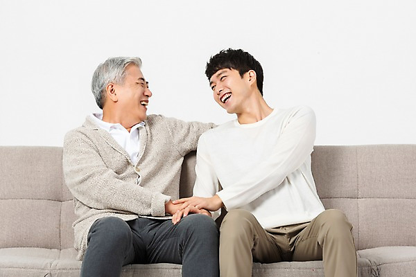 포토 JPG 스튜디오촬영 응시 노년 남자 아들 실내 대화 미소 웃음 사람 앉기 상반신 20대 청년 두명 앞모습 소파 마주보기 손잡기 한국인 아빠 60대 즐거움 흰배경 세대 소통 공감 부자지간 남자만 국내포토 시선 감정 뷰포인트 백그라운드 컨셉 의자 가족 모션 표정 말하기 동양인 성인 내부 흰색 파일형식