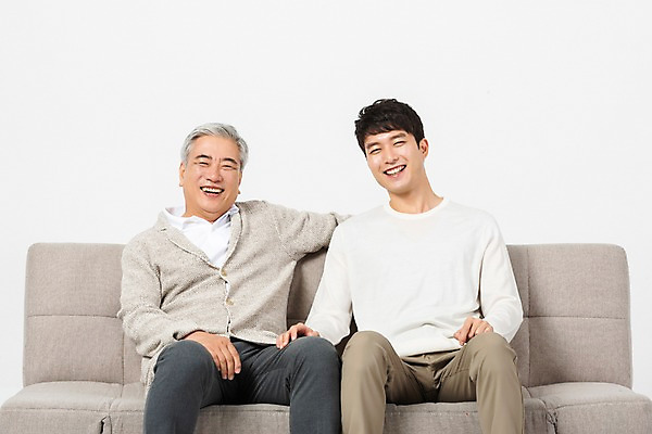 포토 JPG 스튜디오촬영 응시 노년 남자 아들 함께함 실내 미소 사람 앉기 상반신 20대 청년 두명 앞모습 소파 한국인 아빠 60대 흰배경 세대 소통 공감 부자지간 남자만 국내포토 시선 뷰포인트 백그라운드 컨셉 의자 가족 모션 표정 동양인 성인 내부 흰색 파일형식