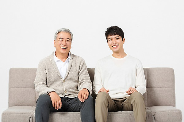 포토 JPG 스튜디오촬영 응시 노년 남자 아들 실내 미소 사람 앉기 상반신 20대 청년 두명 앞모습 소파 한국인 아빠 60대 흰배경 세대 소통 공감 부자지간 남자만 국내포토 시선 뷰포인트 백그라운드 컨셉 의자 가족 모션 표정 동양인 성인 내부 흰색 파일형식 컬러 가구 관계 인종 생활용품 오브젝트