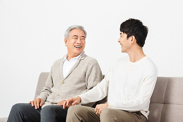 포토 JPG 스튜디오촬영 응시 노년 남자 아들 실내 대화 웃음 사람 앉기 상반신 20대 청년 두명 옆모습 소파 마주보기 한국인 아빠 60대 흰배경 세대 소통 공감 부자지간 남자만 국내포토 시선 뷰포인트 백그라운드 컨셉 의자 가족 모션 표정 말하기 동양인 성인 내부 흰색 파일형식