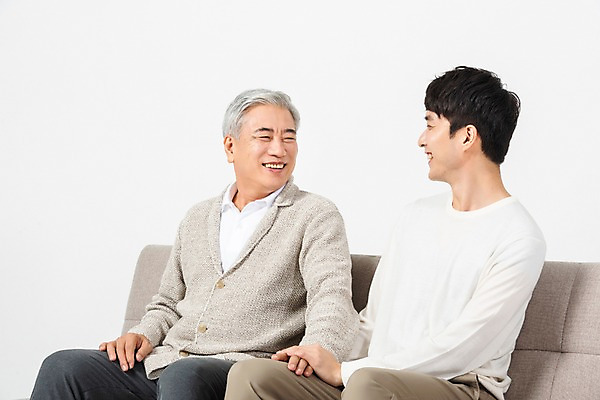 포토 JPG 스튜디오촬영 노년 남자 아들 실내 대화 미소 사람 앉기 상반신 20대 청년 두명 옆모습 소파 마주보기 손잡기 한국인 아빠 60대 즐거움 흰배경 세대 소통 공감 부자지간 남자만 국내포토 감정 뷰포인트 백그라운드 컨셉 의자 가족 모션 표정 말하기 동양인 성인 내부 흰색 파일형식