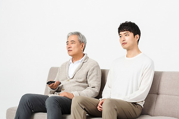 포토 JPG 스튜디오촬영 노년 남자 아들 실내 무표정 사람 앉기 상반신 20대 청년 두명 옆모습 소파 한국인 아빠 60대 리모컨 흰배경 티비시청 세대 소통 공감 부자지간 남자만 세대차이 국내포토 감정 뷰포인트 백그라운드 컨셉 의자 가족 모션 표정 동양인 성인 내부 흰색 시청_보고들음 파일형식