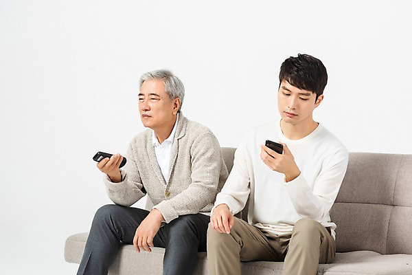 포토 JPG 스튜디오촬영 응시 노년 남자 아들 실내 사람 앉기 상반신 20대 청년 두명 앞모습 옆모습 스마트폰 소파 한국인 아빠 60대 리모컨 흰배경 티비시청 세대 소통 공감 부자지간 남자만 세대차이 국내포토 시선 뷰포인트 컨셉 의자 가족 모션 동양인 성인 내부 핸드폰 스마트기기 흰색 시청 파일형식 시청하다 컬러 가구 관계 인종 전자제품 생활용품 오브젝트
