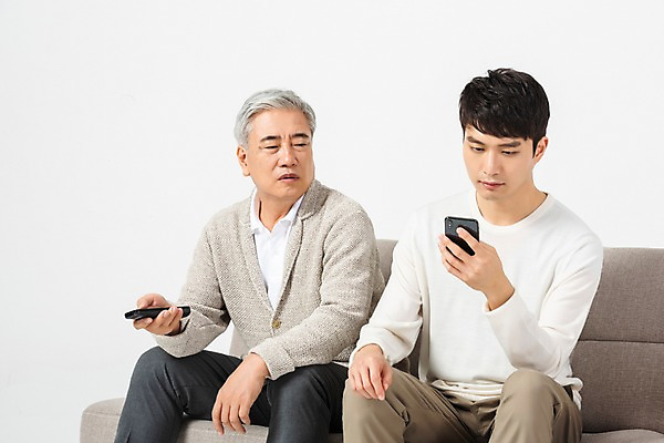 포토 JPG 스튜디오촬영 응시 노년 남자 아들 실내 사람 앉기 상반신 20대 청년 두명 앞모습 옆모습 스마트폰 소파 한국인 아빠 60대 리모컨 엿보기 흰배경 티비시청 세대 소통 공감 부자지간 남자만 세대차이 국내포토 시선 뷰포인트 컨셉 의자 가족 모션 동양인 성인 내부 핸드폰 스마트기기 흰색 시청 파일형식 시청하다 컬러 가구 관계 인종 전자제품 생활용품 오브젝트