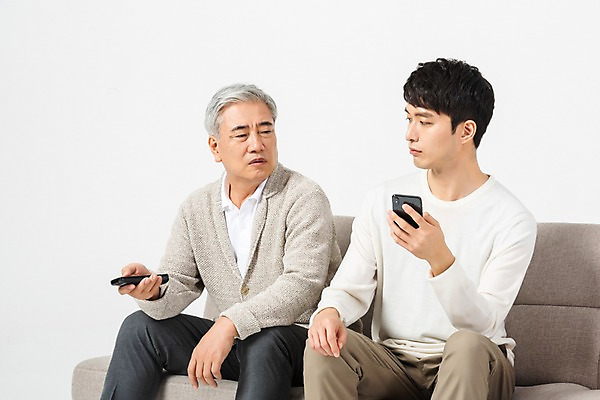 포토 JPG 스튜디오촬영 응시 노년 남자 아들 실내 사람 앉기 상반신 20대 청년 두명 앞모습 옆모습 스마트폰 소파 한국인 아빠 60대 리모컨 흰배경 티비시청 세대 소통 공감 부자지간 남자만 세대차이 국내포토 시선 뷰포인트 백그라운드 컨셉 의자 가족 모션 동양인 성인 내부 핸드폰 스마트기기 흰색 시청_보고들음 파일형식