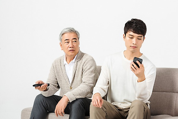 포토 JPG 스튜디오촬영 응시 노년 남자 아들 실내 사람 앉기 상반신 20대 청년 두명 앞모습 옆모습 스마트폰 소파 한국인 아빠 60대 리모컨 엿보기 흰배경 티비시청 세대 소통 공감 부자지간 남자만 세대차이 국내포토 시선 뷰포인트 컨셉 의자 가족 모션 동양인 성인 내부 핸드폰 스마트기기 흰색 시청 파일형식 시청하다 컬러 가구 관계 인종 전자제품 생활용품 오브젝트