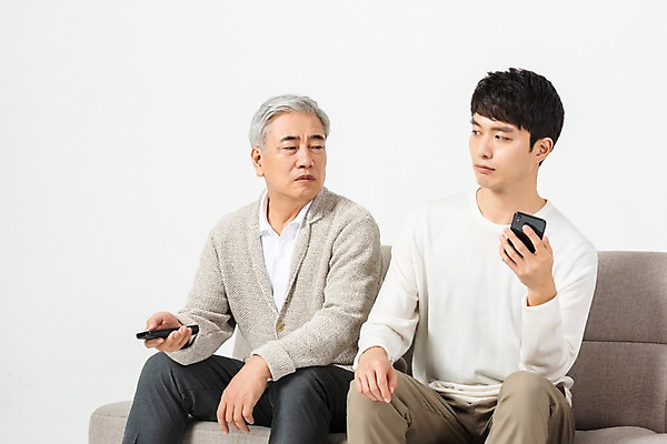 포토 JPG 스튜디오촬영 응시 노년 남자 아들 실내 사람 앉기 상반신 20대 청년 두명 앞모습 옆모습 스마트폰 소파 한국인 아빠 60대 리모컨 엿보기 흰배경 티비시청 세대 소통 공감 부자지간 남자만 세대차이 국내포토 시선 뷰포인트 백그라운드 컨셉 의자 가족 모션 동양인 성인 내부 핸드폰 스마트기기 흰색 시청_보고들음 파일형식