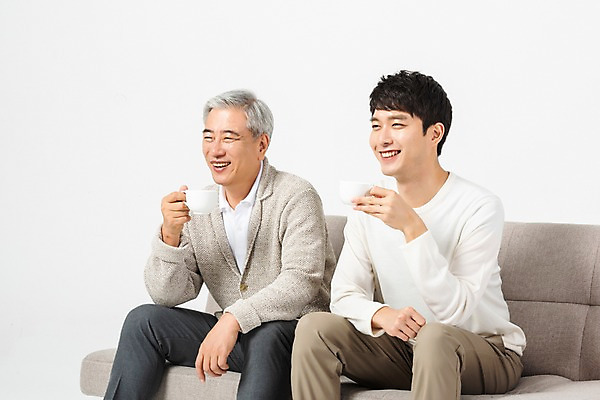 포토 JPG 스튜디오촬영 응시 노년 남자 아들 커피 실내 미소 사람 앉기 상반신 20대 청년 두명 옆모습 소파 한국인 마시기 아빠 60대 흰배경 티비시청 세대 소통 공감 부자지간 남자만 국내포토 시선 음료 뷰포인트 컨셉 의자 가족 모션 표정 동양인 성인 내부 흰색 시청 파일형식 시청하다 컬러 가구 관계 인종 생활용품 오브젝트