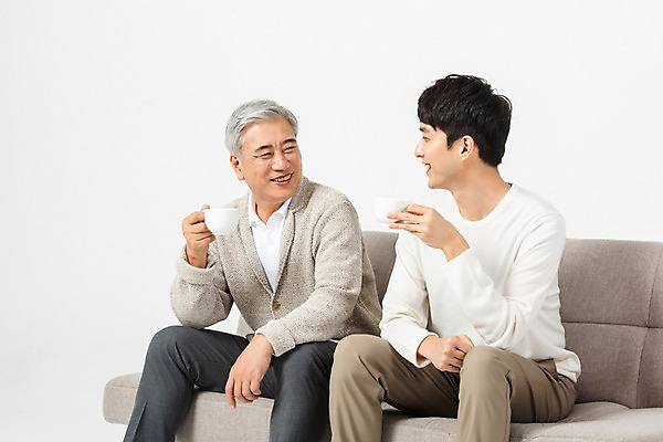 포토 JPG 스튜디오촬영 노년 남자 아들 커피 실내 대화 미소 사람 앉기 상반신 20대 청년 두명 옆모습 소파 마주보기 한국인 마시기 아빠 60대 흰배경 세대 소통 공감 부자지간 남자만 국내포토 음료 뷰포인트 백그라운드 컨셉 의자 가족 모션 표정 말하기 동양인 성인 내부 흰색 파일형식
