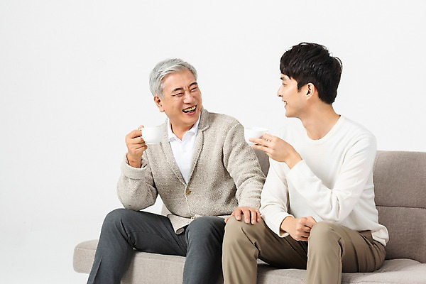 포토 JPG 스튜디오촬영 노년 남자 아들 커피 실내 대화 웃음 사람 앉기 상반신 20대 청년 두명 옆모습 소파 마주보기 한국인 마시기 아빠 60대 즐거움 흰배경 세대 소통 공감 부자지간 남자만 국내포토 감정 음료 뷰포인트 백그라운드 컨셉 의자 가족 모션 표정 말하기 동양인 성인 내부 흰색 파일형식