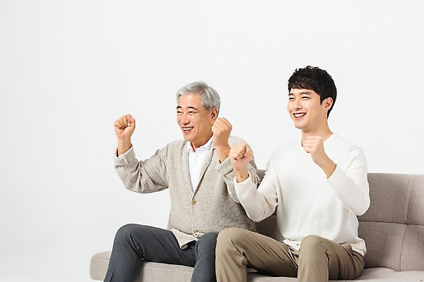 포토 JPG 스튜디오촬영 노년 남자 아들 응원 실내 미소 사람 앉기 상반신 20대 청년 두명 옆모습 소파 파이팅 한국인 아빠 60대 즐거움 흰배경 티비시청 세대 소통 공감 부자지간 남자만 세대차이 국내포토 감정 뷰포인트 백그라운드 컨셉 의자 가족 모션 표정 동양인 성인 내부 흰색 시청_보고들음 파일형식