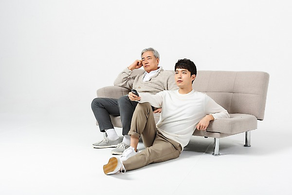 포토 JPG 스튜디오촬영 전신 노년 남자 아들 실내 사람 앉기 20대 청년 두명 옆모습 소파 눈감음 기댐 침묵 한국인 짜증 아빠 60대 리모컨 흰배경 티비시청 갈등 세대 소통 공감 부자지간 남자만 세대차이 국내포토 감정 뷰포인트 컨셉 의자 가족 모션 동양인 성인 내부 소리 흰색 시청 파일형식 시청하다 컬러 가구 관계 인종 생활용품 오브젝트