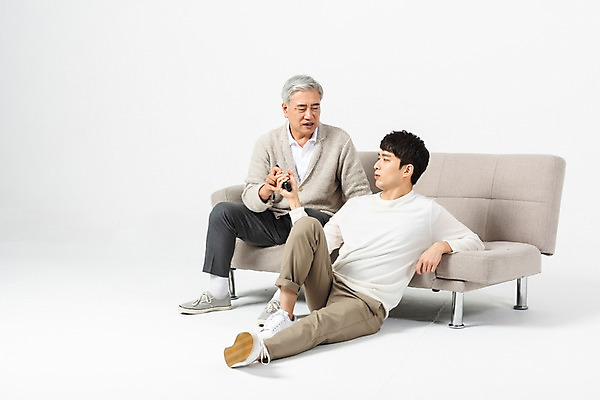 포토 JPG 스튜디오촬영 전신 노년 남자 아들 실내 사람 앉기 20대 청년 두명 옆모습 소파 기댐 한국인 짜증 아빠 60대 리모컨 흰배경 갈등 세대 소통 공감 부자지간 남자만 세대차이 국내포토 감정 뷰포인트 백그라운드 컨셉 의자 가족 모션 동양인 성인 내부 흰색 파일형식