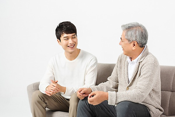 포토 JPG 스튜디오촬영 노년 남자 아들 실내 대화 미소 사람 앉기 상반신 20대 청년 두명 옆모습 소파 마주보기 한국인 아빠 60대 흰배경 세대 소통 공감 부자지간 남자만 국내포토 뷰포인트 컨셉 의자 가족 모션 표정 말하기 동양인 성인 내부 흰색 파일형식 컬러 가구 관계 인종 생활용품 오브젝트