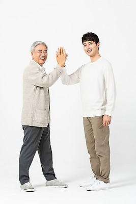 포토 JPG 스튜디오촬영 전신 응시 노년 남자 아들 실내 서기 미소 사람 20대 청년 두명 옆모습 한국인 아빠 60대 흰배경 하이파이브 세대 소통 공감 부자지간 남자만 국내포토 시선 뷰포인트 백그라운드 컨셉 가족 모션 표정 동양인 손짓 성인 내부 흰색 파일형식