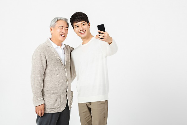 포토 JPG 스튜디오촬영 응시 노년 남자 아들 실내 미소 사람 상반신 20대 청년 두명 옆모습 스마트폰 사진촬영 한국인 아빠 60대 셀프카메라 흰배경 세대 소통 공감 부자지간 남자만 국내포토 시선 뷰포인트 백그라운드 컨셉 가족 표정 동양인 성인 내부 핸드폰 스마트기기 촬영 흰색 파일형식 컬러 관계 인종 전자제품