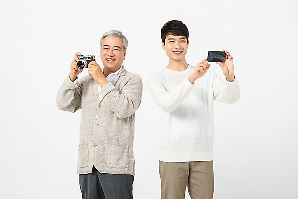 포토 JPG 스튜디오촬영 응시 노년 남자 아들 실내 미소 사람 상반신 20대 청년 취미 두명 앞모습 스마트폰 카메라 사진촬영 한국인 아빠 60대 흰배경 세대 소통 공감 부자지간 남자만 세대차이 국내포토 시선 뷰포인트 컨셉 가족 표정 동양인 성인 내부 전자제품 핸드폰 스마트기기 촬영 흰색 파일형식 컬러 관계 인종