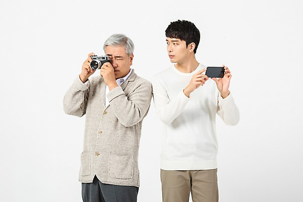 포토 JPG 스튜디오촬영 응시 노년 남자 아들 실내 사람 상반신 20대 청년 두명 앞모습 옆모습 스마트폰 카메라 사진촬영 한국인 아빠 60대 호기심 흰배경 세대 소통 공감 부자지간 남자만 세대차이 국내포토 시선 감정 뷰포인트 백그라운드 컨셉 가족 동양인 성인 내부 전자제품 핸드폰 스마트기기 촬영 흰색 파일형식