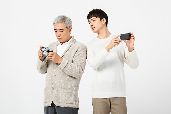 포토 JPG 스튜디오촬영 응시 노년 남자 아들 실내 사람 상반신 20대 청년 두명 앞모습 옆모습 스마트폰 카메라 사진촬영 한국인 아빠 60대 엿보기 흰배경 세대 소통 공감 어려움 조작 부자지간 남자만 세대차이 국내포토 시선 뷰포인트 백그라운드 컨셉 가족 모션 동양인 성인 내부 전자제품 핸드폰 스마트기기 촬영 흰색 파일형식