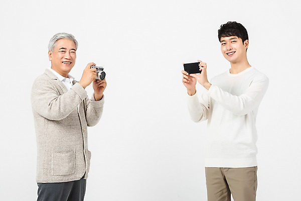 포토 JPG 스튜디오촬영 응시 노년 남자 아들 실내 미소 들기 사람 상반신 20대 청년 취미 두명 옆모습 스마트폰 카메라 사진촬영 한국인 아빠 60대 흰배경 세대 소통 공감 부자지간 남자만 국내포토 시선 뷰포인트 백그라운드 컨셉 가족 모션 표정 동양인 성인 내부 전자제품 핸드폰 스마트기기 촬영 흰색 파일형식