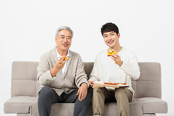 포토 JPG 스튜디오촬영 응시 노년 남자 아들 피자 실내 미소 사람 앉기 상반신 20대 청년 두명 앞모습 소파 한국인 아빠 60대 먹기 흰배경 세대 소통 공감 부자지간 남자만 국내포토 시선 뷰포인트 백그라운드 컨셉 의자 가족 모션 패스트푸드 서양음식 표정 동양인 성인 내부 흰색 파일형식