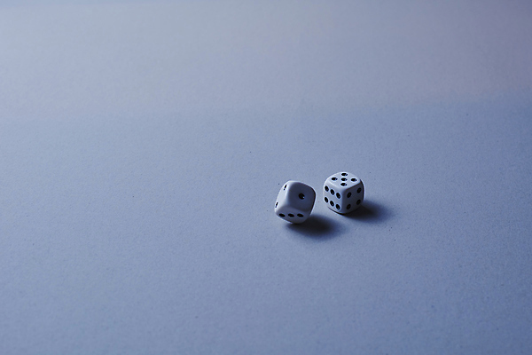 포토 JPG 해외이미지 라이프스타일 비즈니스 놀이 탁자 성공 사람없음 목재 세로 게임 죽음 우승 행운 그룹 재산 도박 선택 플라스틱 큐브 책상 묘사 카지노 주사위 클럽 기회 이익 중독 라스베가스 분실 승자 적자 정물화 펠트 헹가래 해외포토 나무 가구 컨셉 재료 재질 생활 금융 축하 최고 그림 파일형식 천_직물 이미지허브