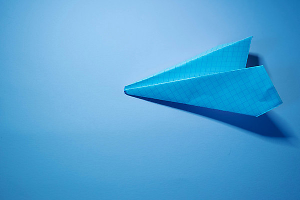 포토 JPG 해외이미지 종이 실내 그림자 사람없음 한개 종이비행기 파란배경 모눈종이 해외포토 1 백그라운드 내부 파란색 종이접기 파일형식 이미지허브