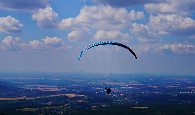 포토 JPG 해외이미지 주간 남자 백그라운드 하늘 한명 사람 풍경 성인 야외 맑음 비행 자신감 파일럿 낙하산 체코 패러글라이딩 글라이더 성인남자한명만 해외포토 자연요소 직업 1 감정 유럽 스포츠 날씨 남자한명만 성인남자만 파일형식 이미지허브