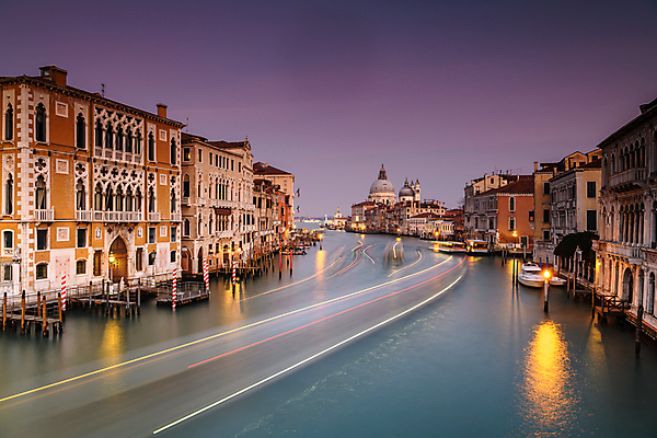 포토 JPG 해외이미지 아이콘 상징 하늘 전등 사람없음 건물 물 관광지 강 성당 황혼 일몰 이탈리아 보트 클래식 저녁 베네치아 웅장함 카피스페이스 해외포토 자연요소 건축물 유럽 여행 컨셉 배_교통 종교건축 조명 노을 공백 야간 파일형식 이미지허브