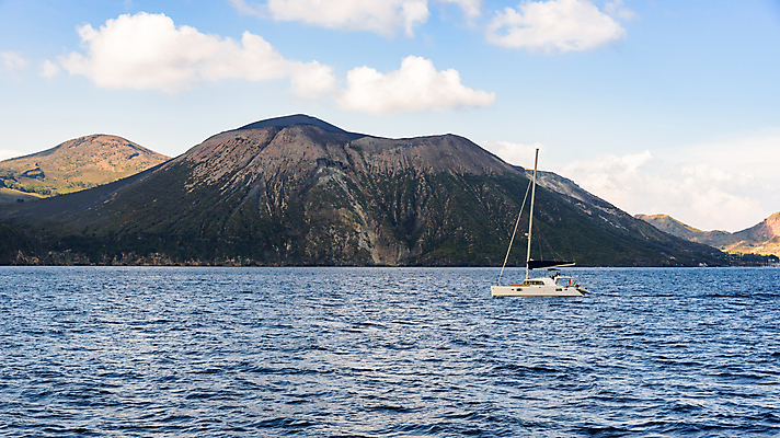 포토 JPG 해외이미지 구름 유럽 파도 바다 섬 여행 요트 자연 하늘 휴가 휴식 따뜻함 풍경 사람없음 야외 물 여름 파란색 햇빛 평화 환경 맑음 이탈리아 보트 지중해 장면 모터보트 뱃놀이 이국적 파라다이스 수평선 해외포토 자연요소 계절 나라 컬러 컨셉 배_교통 날씨 태양 전통놀이 생태계 파일형식 이미지허브