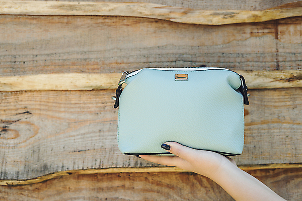 포토 JPG 해외이미지 모델 라이프스타일 손 디자인 옷 여자 백그라운드 가방 자연 탁자 거리 사람 사람없음 목재 파란색 유행 세일 검은색 봄 핸드백 흰색 잡기 화려 지갑 고급 우아함 닫기 손톱관리 가죽 질감 스타일 해외포토 나무 잡화 계절 컬러 가구 컨셉 재료 모션 생활 신체부위 네일아트 생태계 파일형식 이미지허브