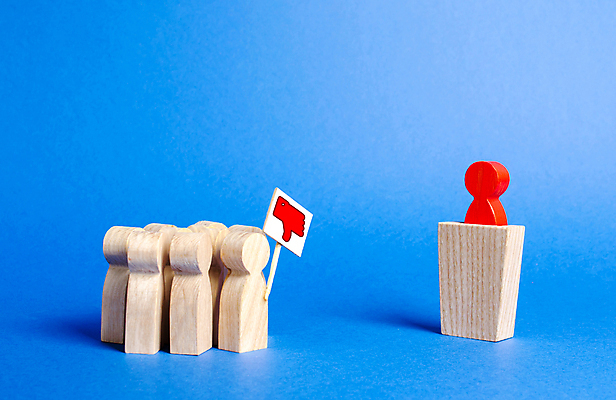 포토 JPG 해외이미지 실내 사람없음 팻말 말_게임 파란배경 시위 혁명 부정적 해외포토 감정 백그라운드 컨셉 프레임 내부 파란색 게임 파일형식 이미지허브