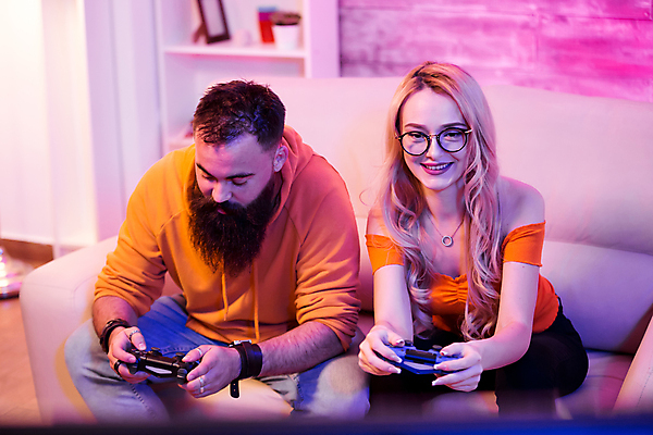 포토 JPG 해외이미지 커플 여자 남자 데이트 함께함 실내 들기 앉기 상반신 성인 취미 두명 앞모습 소파 텔레비전 경쟁 게임 게임기 집중 즐거움 게이머 프로게이머 성인만 안경낌 해외포토 직업 감정 안경 뷰포인트 컨셉 의자 관계 모션 놀이 사람 내부 전자제품 파일형식 이미지허브