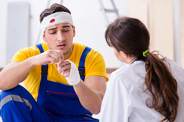 포토 JPG 해외이미지 여자 남자 노동자 실내 상반신 성인 두명 앞모습 뒷모습 치료 환자 의사 찡그림 붕대 응급치료 성인만 해외포토 직업 뷰포인트 의학 표정 사람 내부 의료진 파일형식 이미지허브