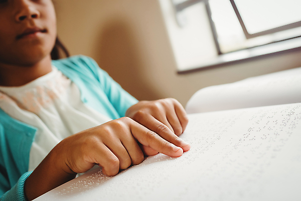 포토 JPG 해외이미지 라이프스타일 여자 어린이 실내 초등학교 한명 앞모습 독서 책상 시각장애인 점자 손짚기 소녀한명만 점자책 해외포토 1 뷰포인트 가구 학교 사람 손짓 내부 생활 책 장애인 여자한명만 소녀만 파일형식 이미지허브