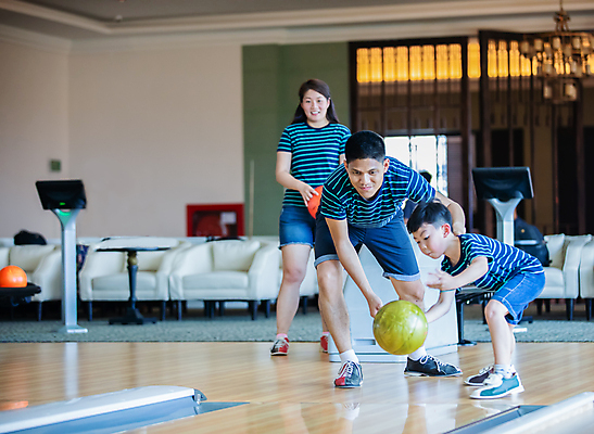 포토 JPG 해외이미지 백인 라이프스타일 커플 여자 딸 행복 길 아들 어린이 스포츠 백그라운드 컨셉 공 가족 놀이 엄마 휴식 함께함 실내 건강 사람 소년 취미 세명 친구 우정 게임 그룹 사발 아빠 볼링 클럽 스트라이크 해외포토 서양인 남자 감정 관계 내부 생활 구기 사기그릇 파일형식 이미지허브