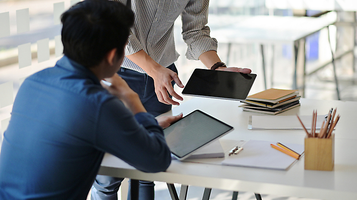 포토 JPG 해외이미지 백인 직업 응시 여자 행복 컨셉 2 비즈니스 사업가 통신 협력 직장 함께함 대화 사람 앉기 동양인 인종 성인 사람없음 노트북 사무실 알약 디지털 가리킴 잡기 업무 작업 비즈니스맨 그룹 토론 책상 동료 리더 다민족 섞기 프로젝트 해외포토 서양인 시선 남자 감정 가구 회사 관계 모션 말하기 손짓 전자제품 약 직장인 파일형식 이미지허브
