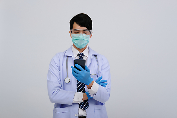 포토 JPG 해외이미지 직업 안경 장갑 유니폼 청진기 넥타이 모바일 건강 병원 가면 한명 스마트폰 핸드폰 약 건강관리 장비 의사 흰색 기구 업무 보호 측정 문서 심장병 해외포토 1 잡화 옷 컬러 컨셉 의학 의료기기 관리 사람 전자제품 스마트기기 의료진 작업 질병 파일형식 이미지허브