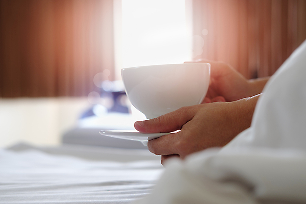 포토 JPG 해외이미지 커피 겨울 베개 아침 휴식 주택 실내 따뜻함 관리 사람없음 내부 책 컵 빛 침묵 침실 추위 흰색 침대 시간 아침식사 정상 읽기 부드러움 옛날 안락 해외포토 주간 식기 계절 음료 컬러 가구 컨셉 침구 모션 건물 식사 소리 감각 파일형식 이미지허브