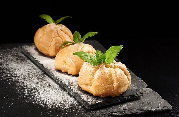 포토 JPG 해외이미지 검은배경 디저트 실내 사람없음 세개 달콤 민트 일렬 돌판 슈가파우더 프랑스음식 에클레어 해외포토 음식 백그라운드 서양음식 3 내부 검은색 돌_바위 맛 허브 파일형식 이미지허브