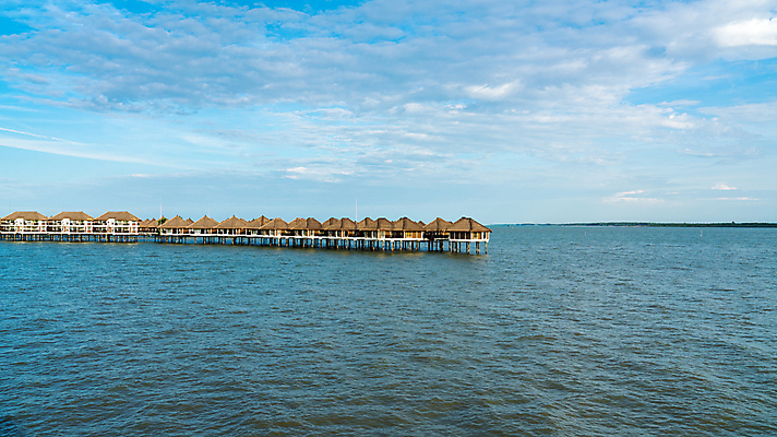 포토 JPG 해외이미지 구름 바다 하늘 호텔 아침 휴가 전등 주택 사람없음 물 파란색 강 마을 일출 침묵 새벽 저녁 빌라 휴양지 방갈로 말레이시아 해외포토 주간 자연요소 아시아 컬러 숙소 조명 건물 노을 소리 장소 야간 파일형식 이미지허브