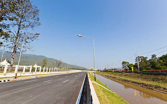포토 JPG 해외이미지 주간 나무 구름 도로 길 교통시설 자동차 하늘 거리 사람없음 물 파란색 빛 햇빛 고속도로 속도 운하 일반 방법 해외포토 자연요소 식물 육상교통 컬러 교통 태양 시설 파일형식 이미지허브
