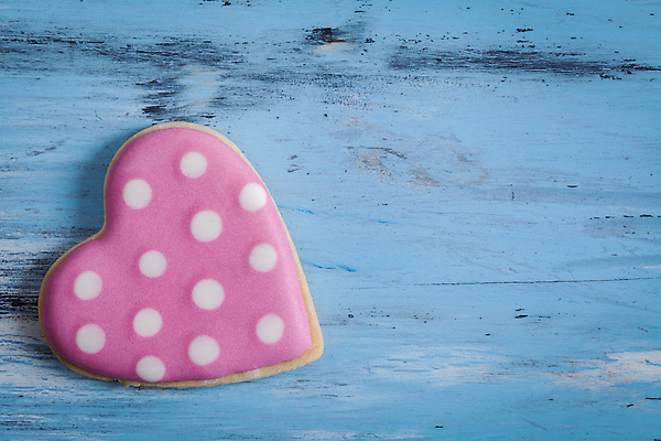 포토 JPG 해외이미지 모양 전통 음식 백그라운드 컨셉 탁자 휴가 디저트 발렌타인데이 선물 사랑 사람없음 목재 장식 빨간색 갈색 쿠키 케이크 빵집 수확 흰색 하트 시골 축하 달콤 설탕 굽기 심볼 페스츄리 핸드메이드 해외포토 나무 감정 빵 컬러 가구 농업 재료 데이이벤트 상점 맛 구이 파일형식 이미지허브