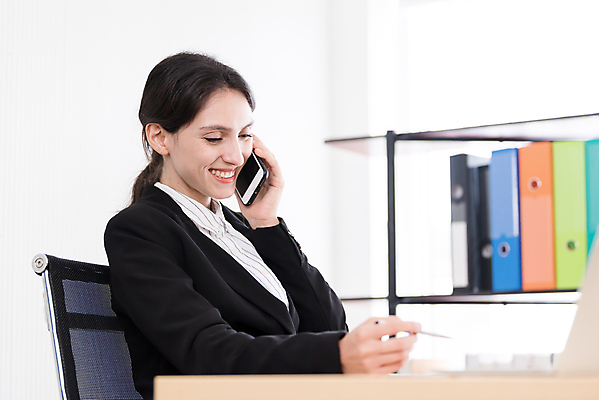 포토 JPG 해외이미지 직업 라이프스타일 응시 행복 안경 셔츠 인터넷 비즈니스 사업가 성공 모바일 노동자 직장 대화 한명 앉기 정장 성인 노트북 스마트폰 컴퓨터 사무실 알약 펜 검은색 터치 흰색 업무 작업 비즈니스우먼 자신감 스마트 집중 책상 경영자 문서 경영 소셜 스타일 해외포토 1 시선 잡화 옷 여자 감정 컬러 가구 컨셉 상의 회사 모션 말하기 사람 생활 전자제품 핸드폰 스마트기기 필기구 약 직장인 리더 파일형식 이미지허브