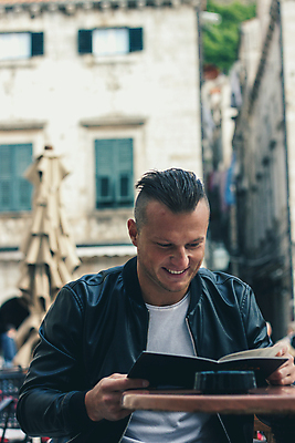 포토 JPG 해외이미지 드레스 여자 남자 행복 커피 가구 의자 창문 휴가 거리 실내 협상 한명 미소 사람 동양인 소년 목재 파란색 청춘 햇빛 갈색 유행 재킷 카페 기쁨 골동품 손톱관리 작가 손목시계 해외포토 나무 직업 1 옷 감정 음료 어린이 시계 컬러 생활용품 컨셉 비즈니스 재료 장신구 표정 인종 내부 태양 상점 외투 네일아트 파일형식 이미지허브